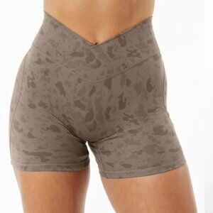 Alphalete SURFACE POWER SHORT 5" Pebble Print Mocha - XL